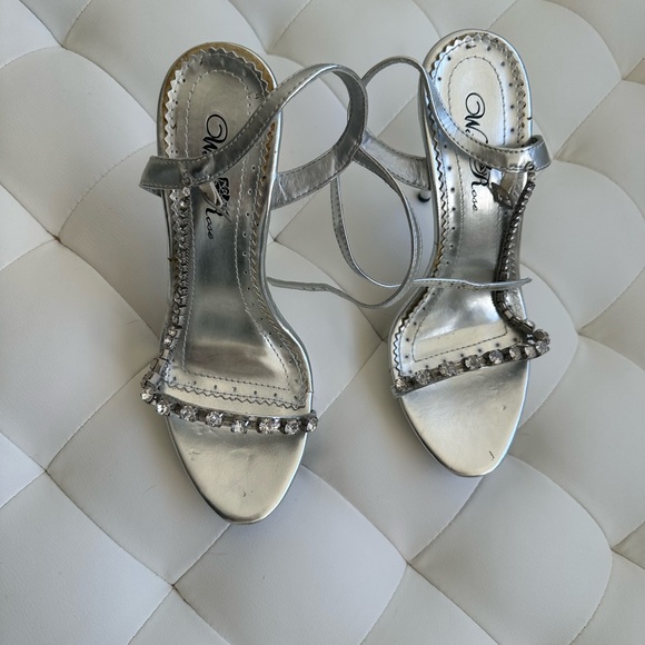 Silver heels - Picture 2 of 3